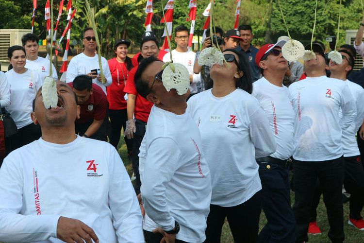 Para menteri Kabinet Kerja berlomba makan kerupuk