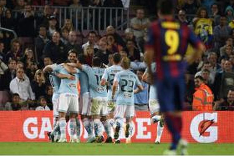 Para pemain Celta Vigo melakukan selebrasi setelah Joaquin Larrivey mencetak gol ke gawang Barcelona pada laga Primera Division di Camp Nou, Sabtu (1/11/2014).