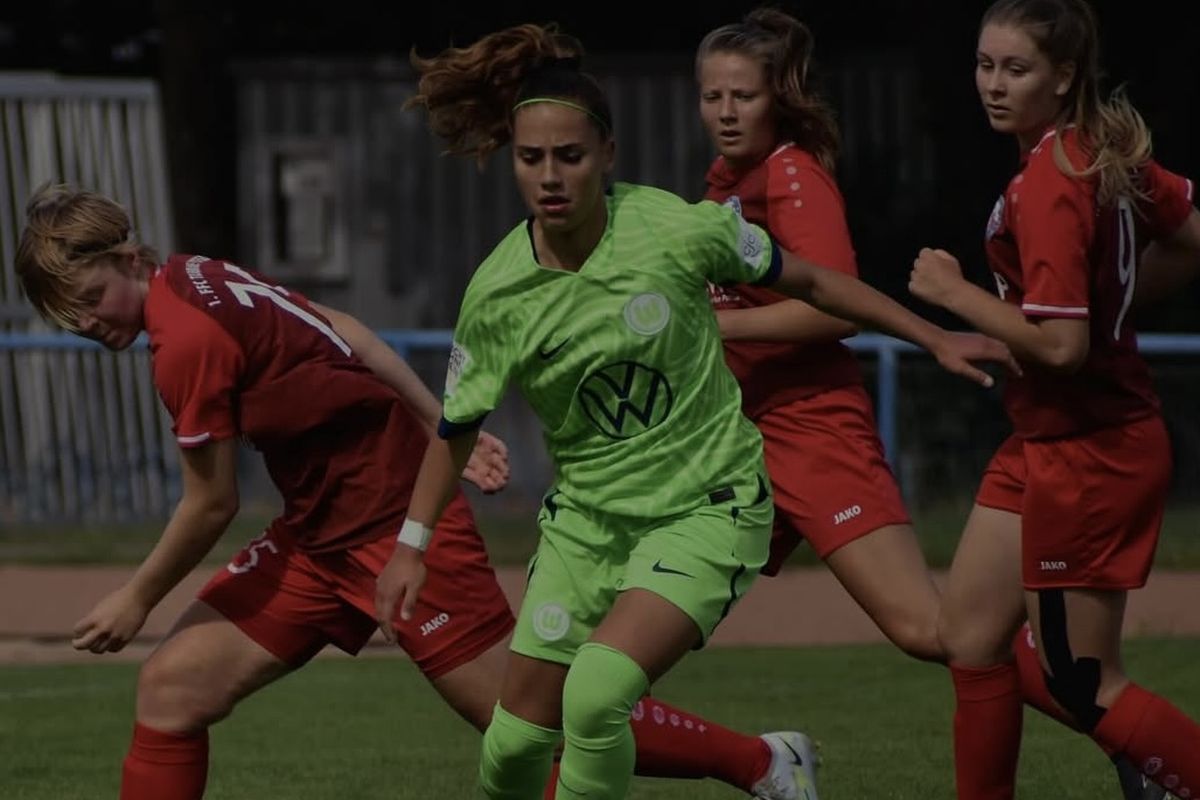 Djenna De Jong saat masih membela tim putri Vfl Wolfsburg. Djenna De Jong batal menjalani proses naturalisasi untuk memperkuat timnas putri Indonesia.