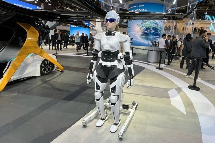 Robot humanoid AiMOGA yang dipamerkan Chery pada Auto Shanghai 2025