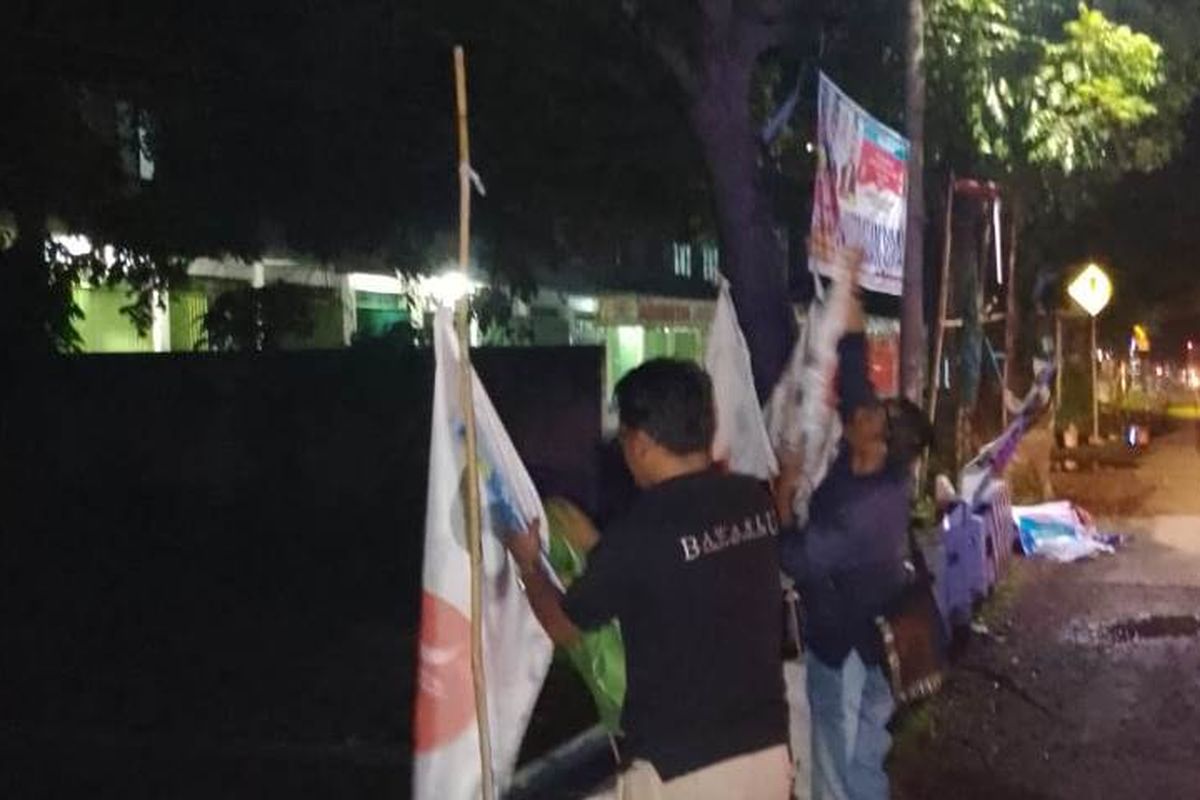 Penertiban alat peraga kampanye (APK) di Kabupaten Cianjur, Jawa Barat yang dilaksanakan selama masa tenang jelang hari pencoblosan.