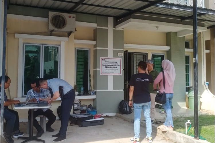 Komisi Pemberantasan Korupsi (KPK) menyita satu bidang tanah, 14 ruko dan dua rumah milik eks Kepala Bea Cukai Makassar Andhi Pramono di Kepulauan Riau (Kepri).