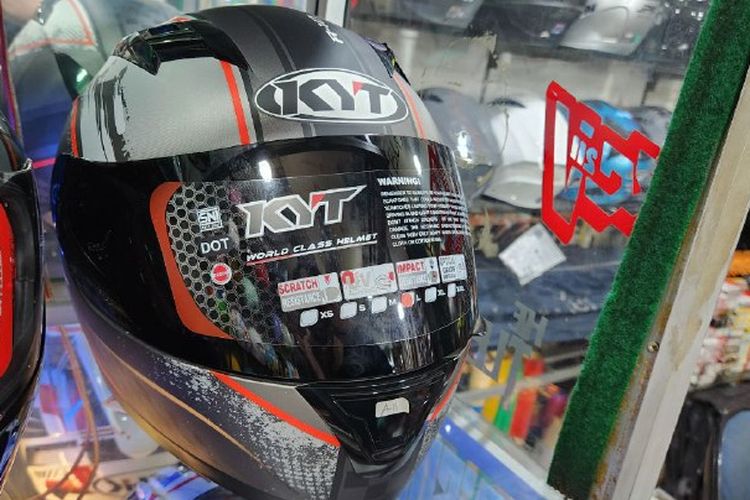 KYT R10 Motif Seri 4 Gunmetal Doff, helm yang cocok untuk touring.