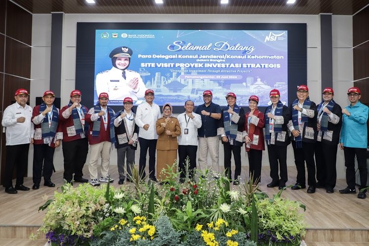 Wali Kota Pematangsiantar Susanti Dewayani berfoto bersama para delegasi dalam acara Site Visit Proyek Investasi Strategis di Gedung Serbaguna Pemkot Pematangsiantar, Selasa (25/6/2024)