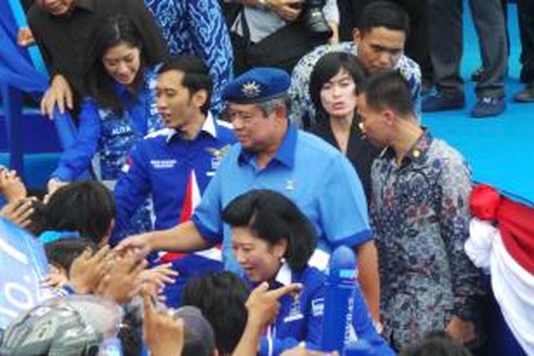 Keluarga cikeas melakukan kampanye Partai Demokrat (dari kiri ke kanan) Aliya Rajasa, Edhie Baskoro Yudhoyono, Susilo Bambang Yudhoyono, dan Ani Yudhoyono.