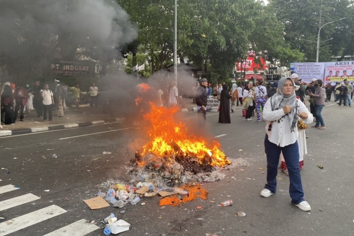 Massa aksi yang menggelar aksi unjuk rasa di Kawasan Patung Kuda, Jakarta Pusat pada Jumat (19/4/2024), membakar ban sebelum membuarkan diri. 