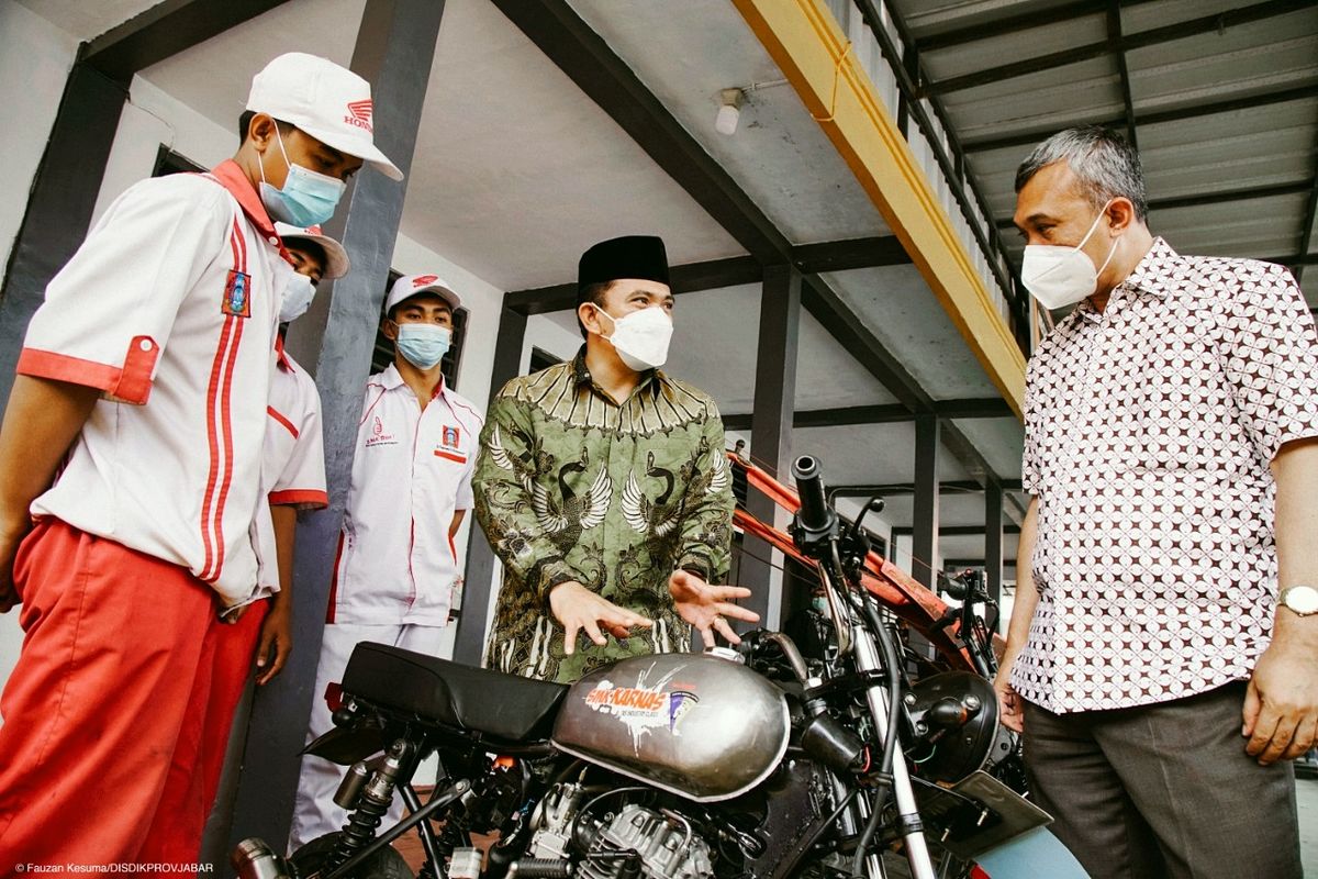 Kepala Dinas Pendidikan Provinsi Jawa Barat Dedi Supandi saat meluncurkan program SMK Membangun Desa di SMK Karya Nasional, Kabupaten Kuningan, Jawa Barat, pada Jumat (2/4/2021).