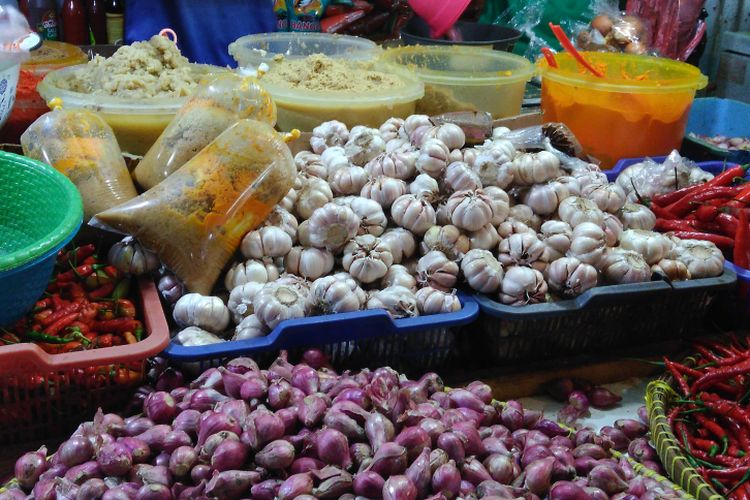 Harga Bawang Putih masih bervariatif di Jakarta, seperti di Pasar Pondok Labu, Jakarta Selatan mencapai Rp 35.000 per kilogam, dan di Pasar Minggu mencapai Rp 60.000 per kilogram, Senin (29/5/2017).