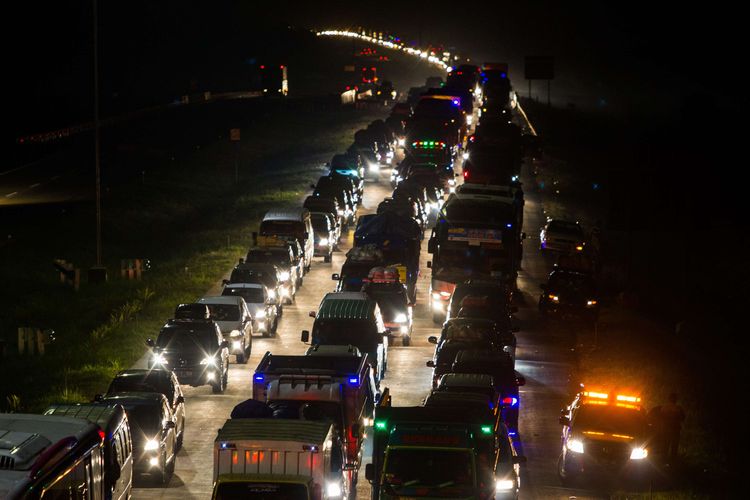 Kemacetan sepanjang 8 kilometer pada H-7 lebaran terjadi di gerbang pintu keluar Tol Palimanan, Cirebon, Jawa Barat, Sabtu (11/7/2015) meski delapan dari sembilan pintu difungsikan untuk arus keluar kendaraan dari Jakarta menuju Palimanan. Kemacetan parah berpotensi terjadi di gerbang tol ini pada puncak arus mudik lebaran. KOMPAS IMAGES/KRISTIANTO PURNOMO