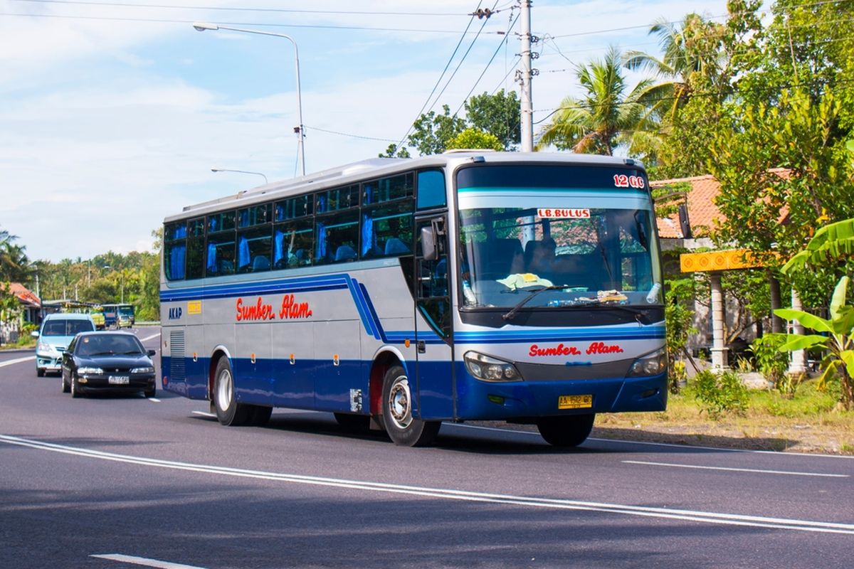 Bus Sumber Alam, salah satu bus yang melayani trayek Jakarta-Cilacap 