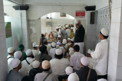 Habib Abdurrahman Dimakamkan di Masjid Ar Riyadh Kwitang