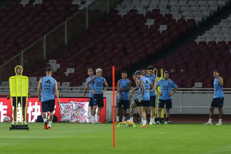 Pemain timnas Argentina melakukan sesi latihan di Stadion Utama Gelora Bung Karno, Jakarta, Minggu (18/6/2023). Timnas Indonesia bakal menjalani pertandingan melawan Argentina dalam FIFA Matchday edisi Juni 2023, Senin (19/6/2023).