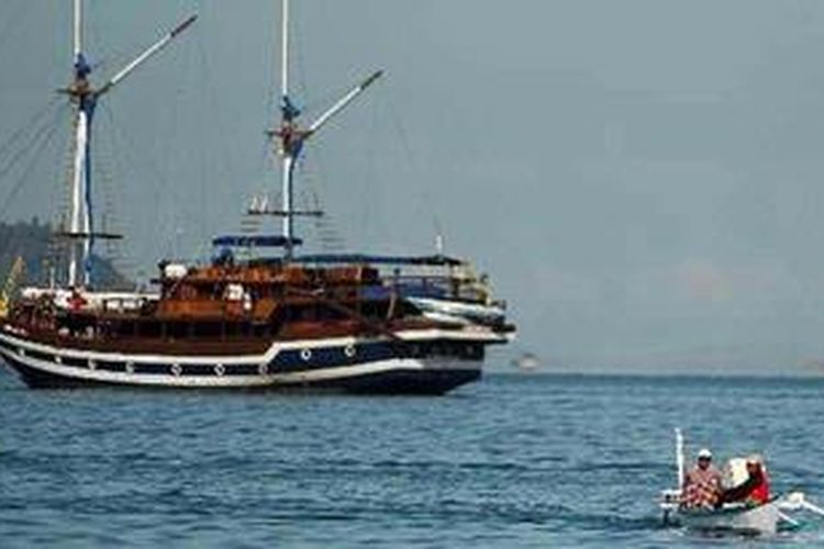 Sejumlah kapal berlabuh di Labuan Bajo, Manggarai Barat, Flores, Nusa Tenggara Timur, Senin (4/6/2012). Dari sinilah para wisatawan menuju sejumlah pulau yang menjadi habitat alami satwa endemik komodo, seperti Pulau Rinca, Pulau Komodo, Nusa Kode, dan Gili Motang.