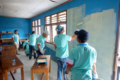 Program CSR Elnusa Petrofin di Wae Kelambu, Perbaiki Infrastruktur hingga Ajak Anak Bermain