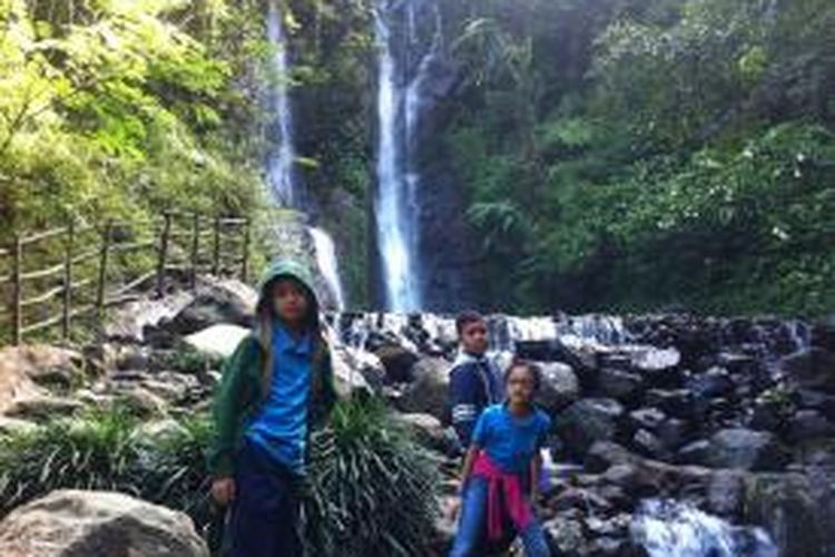 Tiga orang murid Al-Jabr Islamic School, Jakarta Selatan berfoto di depan Curug 7 di Wana Wisata Curug Cilember, Senin (2/2/2015). Kunjungan di objek wisata ini sekaligus untuk melihat salah satu hulu Sungai Ciliwung. 