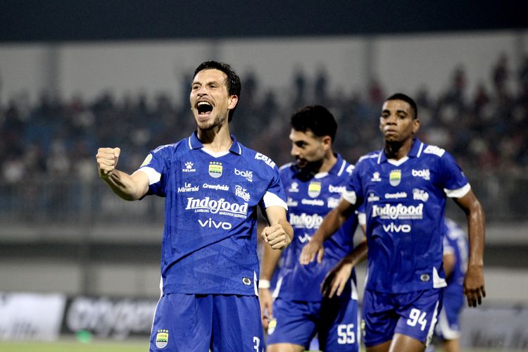 Pemain Persib Bandung Thom Haye selebrasi usai menjebol gawang tuan rumah, Madura United yang berakhir dengan skor 4-1 berlangsung di Stadion Gelora Ratu Pamelingan Pamekasan, Jawa Timur, Minggu (30/11/2025) malam.