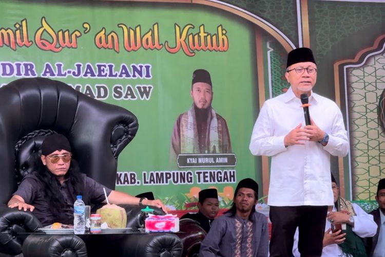 Ketua Umum (Ketum) Partai Amanat Nasional (PAN) Zulkifli Hasan (Zulhas) bersama tokoh agama Gus Miftah menghadiri acara Haflah Akhirussanah & Khotmil Qur'an Wal Kutuli di Lampung Tengah, Lampung, Jumat (2/2/2023). 