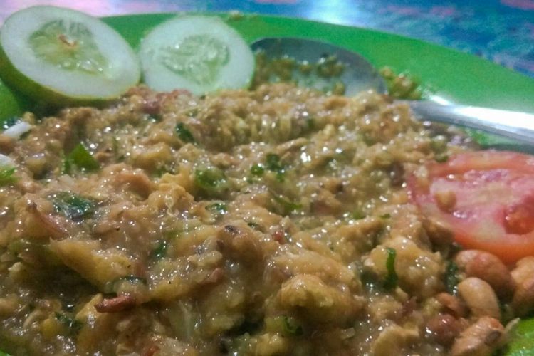 Tekstur bubur goreng yang lebih rekat ketimbang bubur ayam biasa.