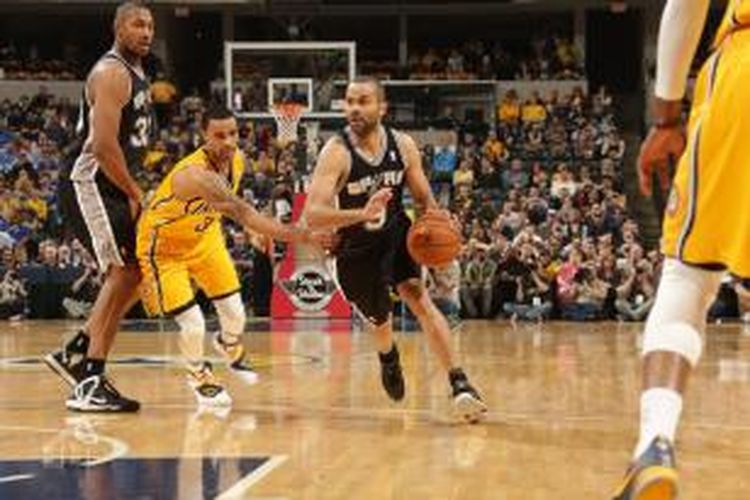 Pebasket San Antonio Spurs Tony Parker (tengah) membawa bola melewati para pemain Indiana Pacers di Bankers Life Fieldhouse, Indianapolis, Senin (31/3/2014). Spurs menang 103-77.