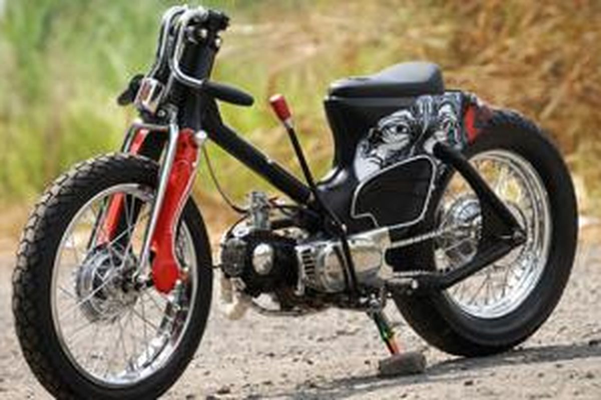 Tampang Honda C70 bergaya bobber ini sudah tak lagi utuh dengan buntut yang dipangkas.