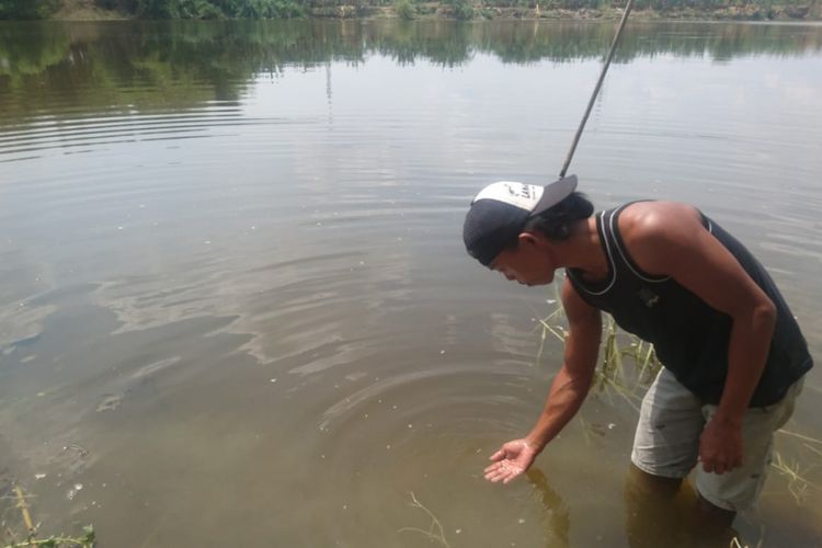 Pencemaran air di aliran Bengawan Solo, yang juga dirasakan oleh warga Desa Jrebeng, Kecamatan Dukun, Gresik.