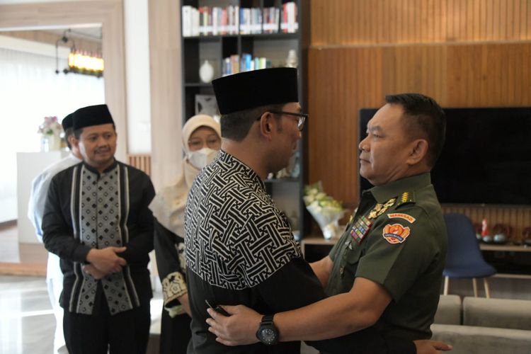 KSAD Jenderal Dudung Abdurachman bersama Gubernur Jawa Barat Ridwan Kamil di sela-sela takziah di tempat persemayaman Eril di Gedung Pakuan Bandung, Jawa Barat, Senin (13/6/2022).