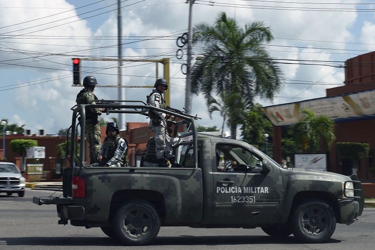 Anggota Garda Nasional Meksiko berpatroli di kota Culiacan, setelah terjadinya bentrokan bersenjata dengan anggota kartel narkoba, Kamis (17/10/2019), yang dipicu penangkapan putra gembong narkoba, Ovidio Guzman.