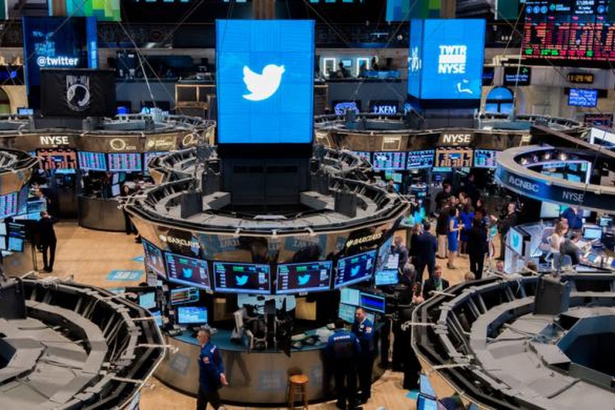 Suasana di bursa saham New York Stock Exchane (NYSE) saat Twitter menawarkan saham perdananya kepada publik, Kamis (7/11/2013).