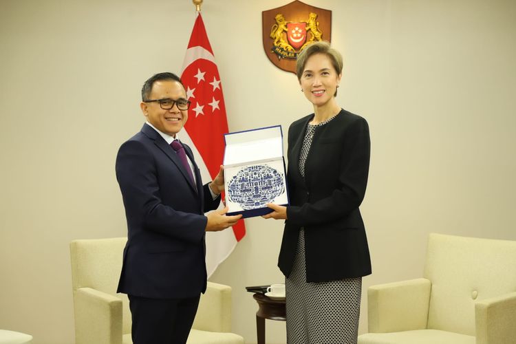 Menteri Pendayagunaan Aparatur Negara dan Reformasi Birokrasi (Menpan-RB) Abdullah Azwar Anas berfoto bersama Menteri Pembangunan Digital dan Informasi Singapura Josephine Teo usai keduanya bertemu di Singapura, Rabu (10/7/2024).