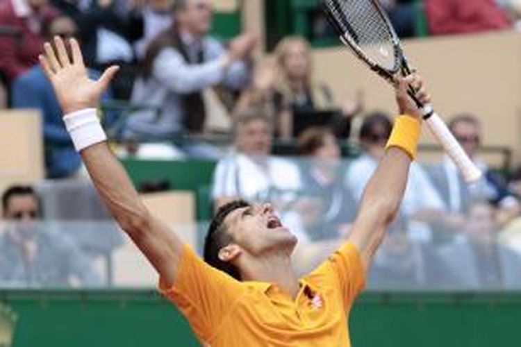 Petenis Serbia, Novak Djokovic, berteriak merayakan kemenangan atas petenis Spanyol, Rafael Nadal, pada laga semifinal Monte Carlo Masters, Sabtu (18/4/2015). Djokovic menang 6-3, 6-3.