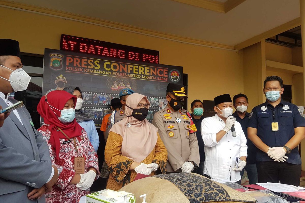 Konferensi pers pengungkapan persetubuhan anak di bawah umur di Mapolsek Kebon Jeruk, Kamis (18/3/2021)