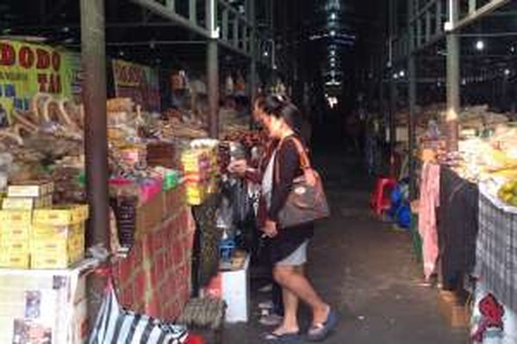 Lorong penjual oleh-oleh di Pasar Klewer, Sabtu (23/7/2016). Wisatawan bisa menemukan aneka oleh-oleh jajanan di Blok D Pasar Klewer Sementara.