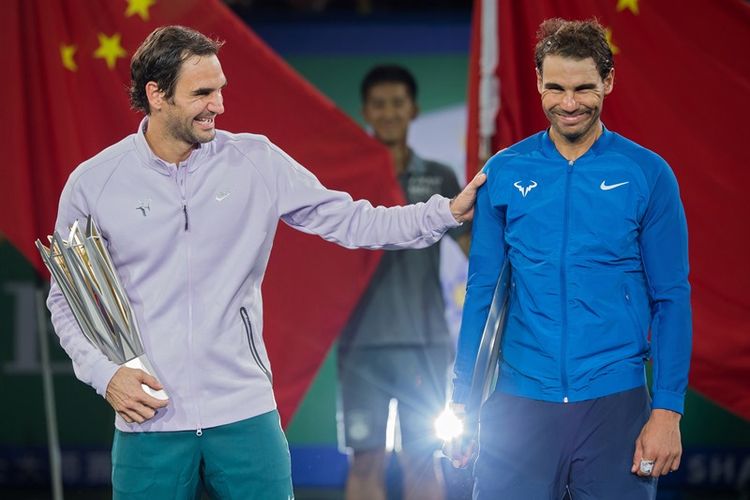 Petenis Swiss, Roger Federer (kiri), yang menjadi juara Shanghai Masters, bercanda dengan petenis Spanyol, Rafael Nadal, usai menerima trofi di Shanghai, 15 Oktober 2017.
