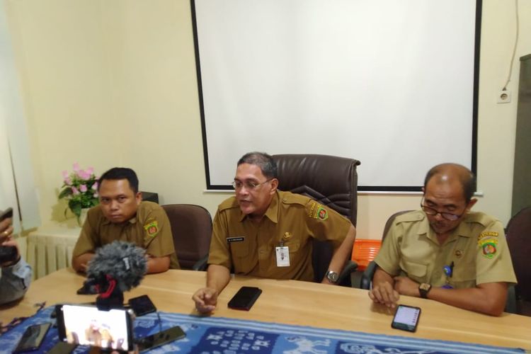 Plt Kepala Dinas Kesehatan Samarinda, dr Ismid Kosasih (tengah) didampingi Kepala Bidang Pencegahan dan Pengendalian Penyakit (P2P) Dinas Kesehatan Samarinda, dr Osa Rafshodia (kiri) dan perwakilan dari Diskominfo Samarinda (kanan) saat memberi keterangan pers di Kantor Dinas Kesehatan Samarinda, Jalan Milono, Senin (16/3/2020).