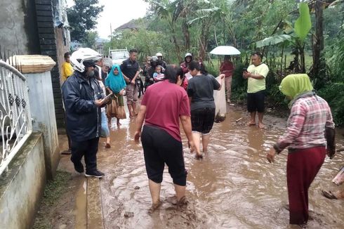 Viral Video Warga Sumedang Tanam Pohon dan Tebar Ikan di Jalan Rusak, Ini Penjelasan Pemkab