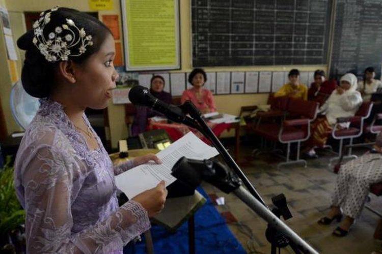 Murid tingkat XII melakukan pidato dengan Bahasa Jawa saat mengikuti ujian praktek muatan lokal Bahasa Jawa di SMA 17, Jalan Tentara Pelajar, Yogyakarta, Senin (4/3/2013). Hasil dari ujian tersebut akan menjadi salah satu penentu kelulusan mereka.

