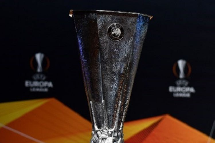 Trofi Liga Europa dipamerkan pada saat pengundian babak 16 besar di markas UEFA, Nyon, Swiss, 22 Februari 2019. Berikut adalah jadwal Liga Europa 2022-2023 yang akan digelar Kamis (8/9/2022) malam dan Jumat (9/9/2022) dini hari WIB.