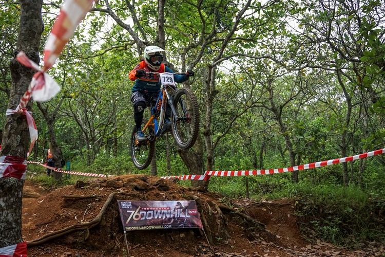 Yudhi Prasetio melompati rintangan saat berlomba di kelas master C 76 Indonesian Downhill Seri 1 yang berlangsung di Bukit Hijau Bike Park, Imogiri, Bantul, Minggu (22/4).