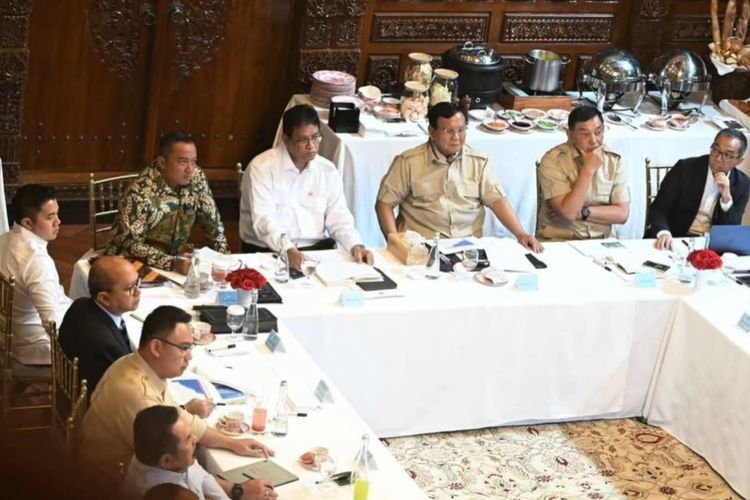 Presiden Prabowo Subianto menginstruksikan Kementerian Pendidikan Tinggi, Sains, dan Teknologi untuk menyiapkan 2.000 orang Indonesia agar dapat bekerja di sektor strategis saat rapat terbatas (ratas) bersama Kabinet Merah Putih di kediaman Kertanegara, Jakarta Selatan, Kamis (16/10/2025). 