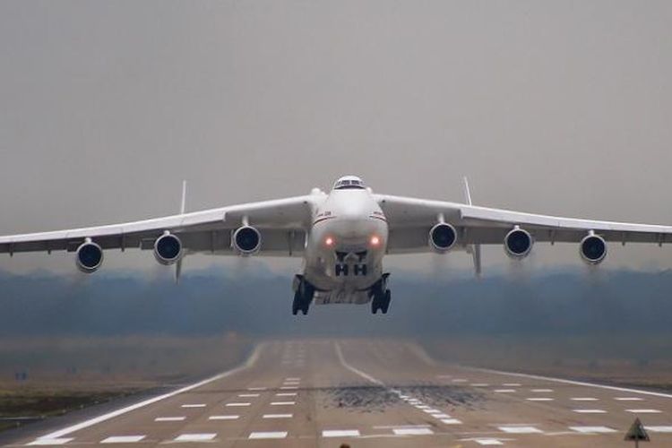 Antonov A-225 lepas landas dari Perth, Australia, Selasa (17/5/2016) pagi.