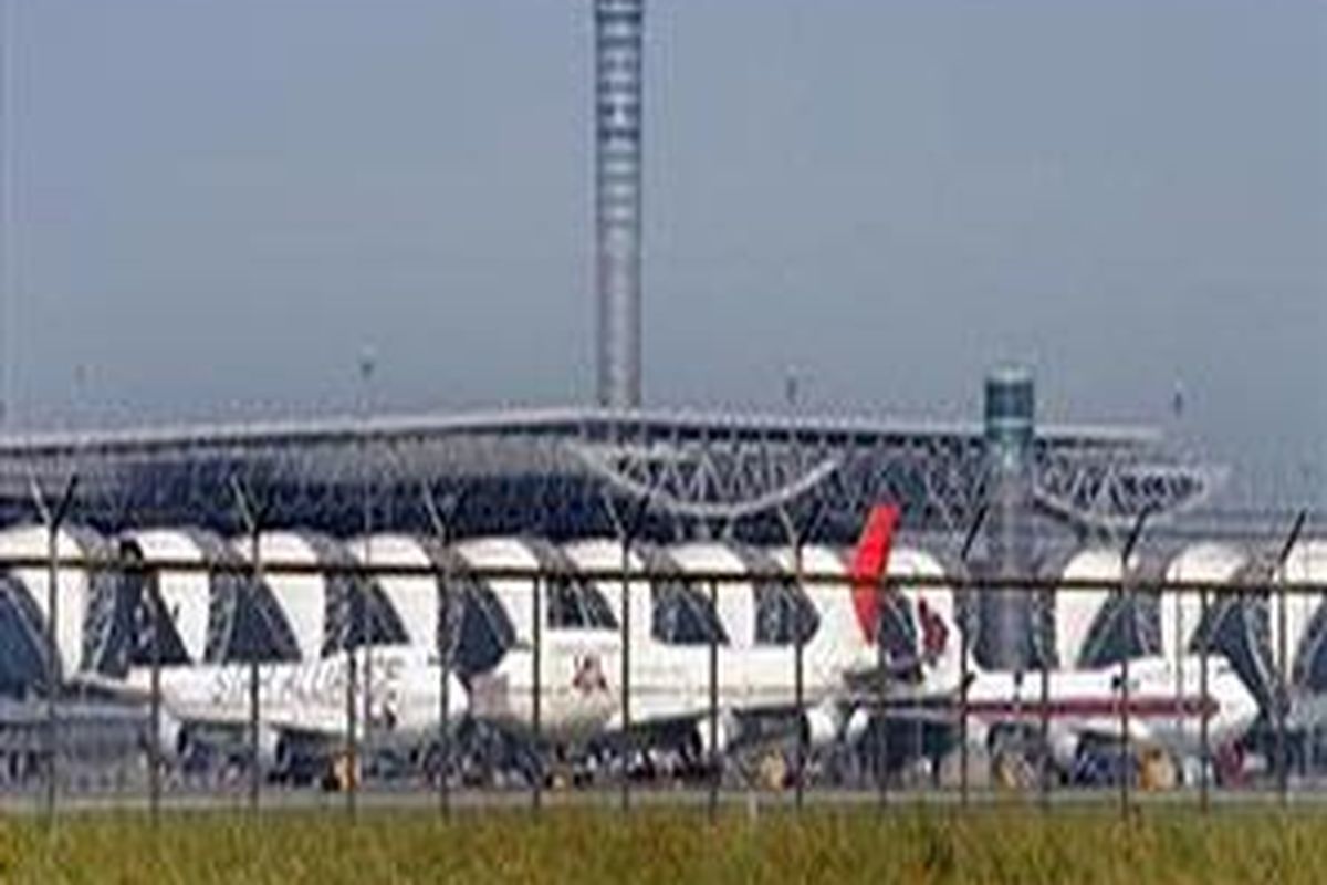 Sejumlah pesawat diparkir di bandara internasional Suvarnabhumi, Bangkok, 1 Desember 2008.