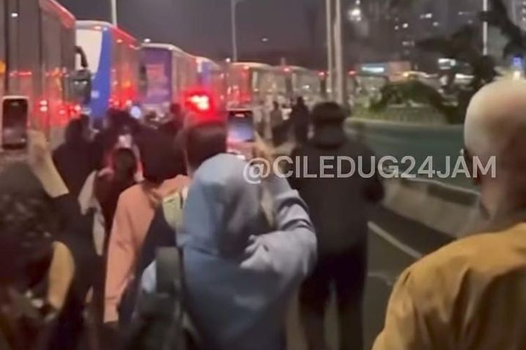 Bus Transjakarta Mogok di Jalur Langit Jaksel, Penumpang Turun Jalan Kaki