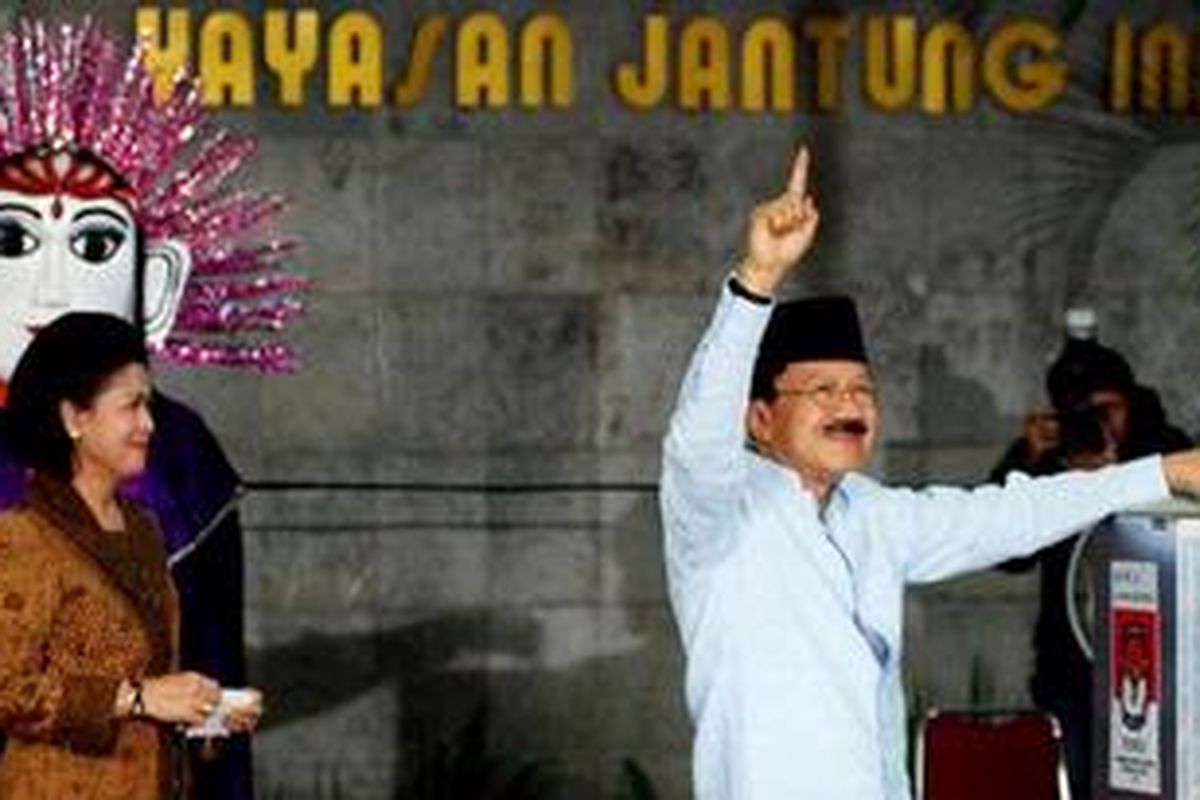 Cagub DKI Jakarta Fauzi Bowo (Foke) saat melalukan pencoblosan Pilkada DKI JAkarta di TPS 01, Menteng, Jakarta, Rabu (11/7/2012). Dalam keterangan persnya Foke yakin menang satu putaran.