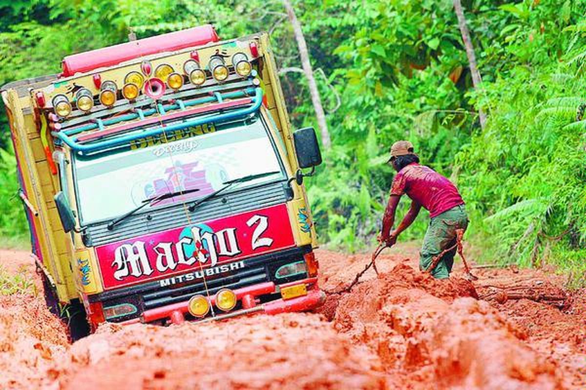 Truk terjebak lumpur di ruas Trans-Kalimantan.