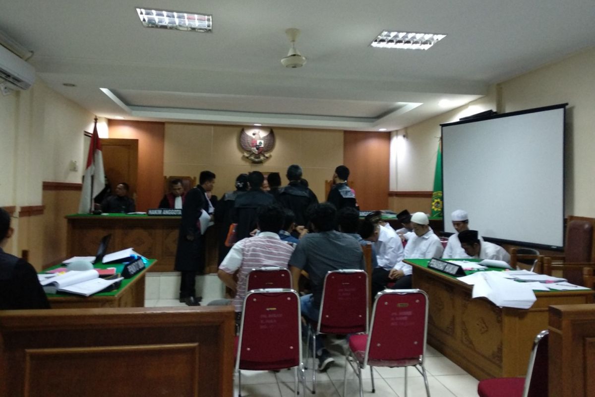 Situasi persidangan kasus kematian Zoya, Selasa (13/2/2018). Jaksa penuntut umum dan penasehat hukum berdiskusi dengan hakim ketua tentang video sebagai alat bukti