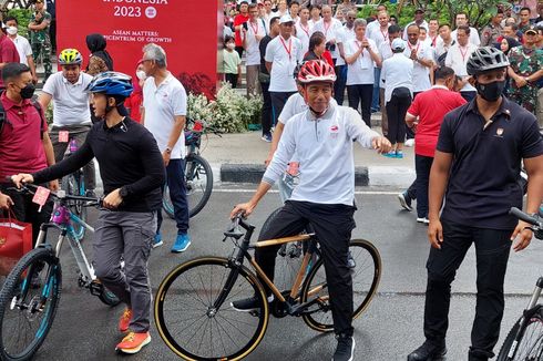 Bersepeda, Presiden Jokowi Didampingi Heru Budi Tinggalkan Kawasan Sarinah