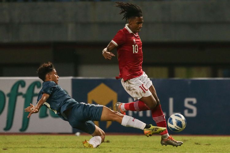 Pemain timnas U19 Indonesia Ronaldo Kwateh menggiring bola saat bertanding melawan Brunei pada laga lanjutan Grup A Piala AFF U19 2022 yang digelar di Stadion Patriot Candrabhaga, Bekasi, Senin (4/7/2022). Indonesia unggul 7-0 atas Brunei