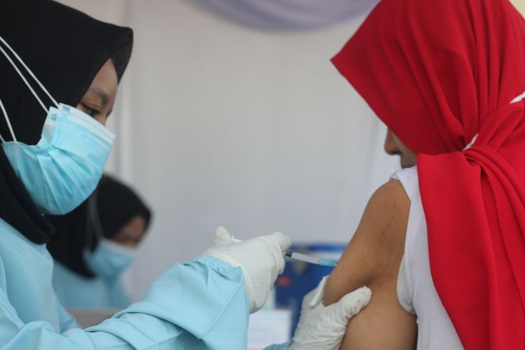 Seorang tenaga medis di Kabupaten Cianjur, Jawa Barat, sedang menyuntikan vaksin Covid-19 kepada seorang warga di halaman Polres Cianjur, Jumat (11/6/2021).