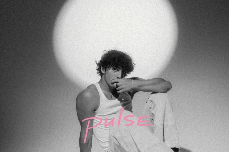 Penyanyi muda asal AS, Benson Boone baru saja merilis album mini bertajuk Pulse pada 5 Mei 2023.