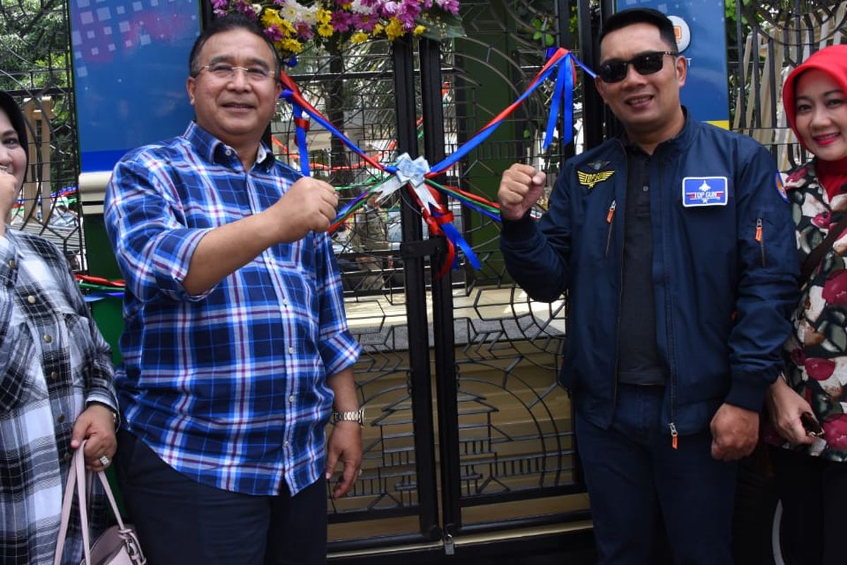 Gubernur Jawa Barat Ridwan Kamil (Kiri) bersama Wali Kota Tasikmalaya Budi Budiman (kanan) saat memperkenalkan bus wisata Ngulisik di Taman Kota Tasikmalaya, Minggu (21/4/19).